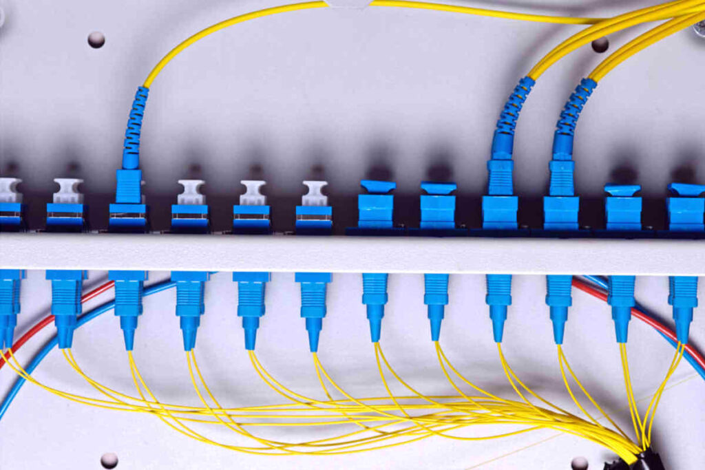 Conexión por cable de fibra óptica para interiores