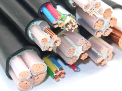Varios cables de baja tensión