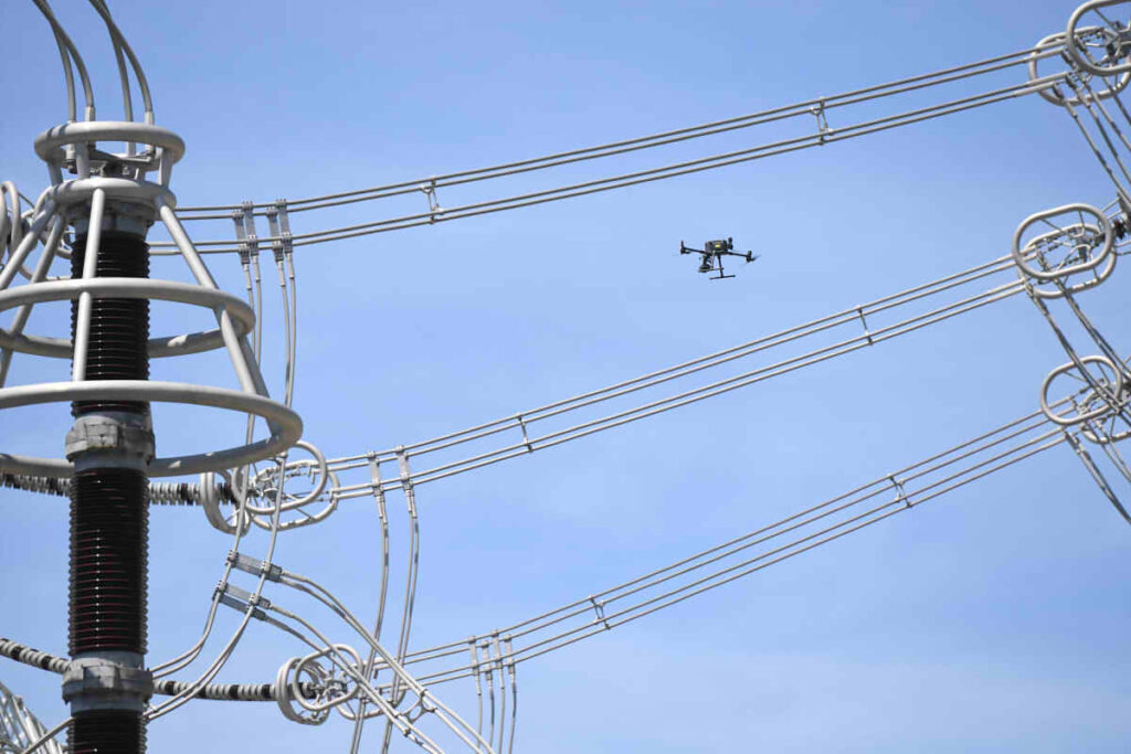 Inspección de líneas de transmisión eléctrica con drones